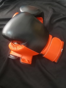 Gants de boxe MMA ajustables en microfibre personnalisables Yamu Professional 10oz avec fermeture auto-agrippante unisexe pour entraînement Muay Thai - Product Image 4