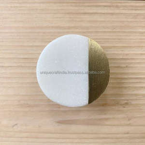 Boutons en résine de bois fabriqués à la main à la main avec un design floral complexe, parfaits pour les armoires et les meubles - Product Image 1