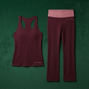 Conjunto de Yoga para Mujer en Rosa Borgoña con Contraste, Top Camiseta y Leggings de Cintura Alta con Corte Acampanado, Ropa Deportiva para Gimnasio y Entrenamiento - Product Image 5