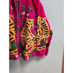 Veste rose brodée à motif tigre, col mandarin, vêtements de printemps pour femmes, design fait main, manches longues, coupe régulière - Product Image 4