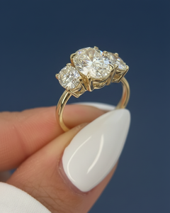 Anillo de compromiso personalizado al por mayor con tres diamantes ovalados cultivados en laboratorio de 3.50 quilates, oro amarillo de 14K, VVS2, certificado IGI, con baño de rodio - Product Image 2
