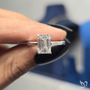 Superbe bague de fiançailles moderne en or blanc 10 carats avec diamant de laboratoire émeraude taille étagée de 2 carats, sertie en cathédrale, modèle solitaire - Product Image 5