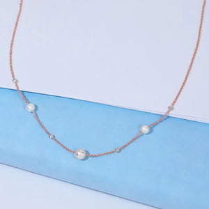 Collar de Diamantes con Cuentas y Esfera Central en Oro Rosa, Detalles de Piedras Blancas y Brillos Flotantes - Product Image 4