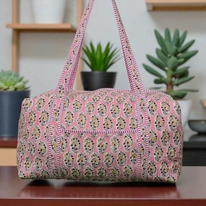 Bolsa de lona acolchada de tela de algodón cómoda hecha a mano en India, para mujer, informal, de viaje, de fin de semana, con cremallera, para compras, de hombro - Product Image 1