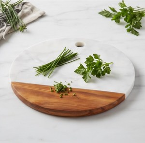 Planche à découper contemporaine ronde en marbre et bois, design bicolore, moitié marbre, moitié bois - Product Image 6