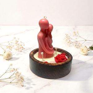 Escultura romántica de pareja con vela en cera rosa suave, figura artística de amor como centro de mesa dentro de un cuenco de madera rústico con motivos florales. - Product Image 4