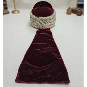 Turban de marié en velours bordeaux royal brodé avec des motifs de paon dorés Kalgi et Zardosi - Product Image 4