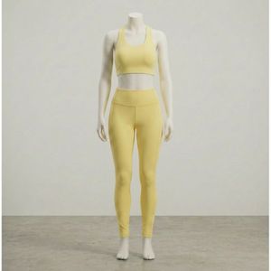 Ensemble de vêtements de sport pour femmes en deux pièces, soutien-gorge de sport respirant et short de yoga taille haute ajusté avec logo sur le devant - Product Image 2