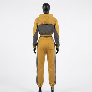Conjunto Deportivo de Dos Piezas para Mujer, Sudadera Corta con Cierre y Bloques de Color Mostaza, Pantalones Deportivos Anchos con Detalles de Pedrería - Product Image 3
