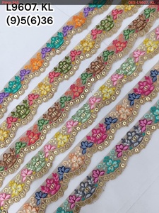 Encaje con Bordado Geométrico Kashmiri Phulkari, Multicolor, con Hilo de Diamantes - Product Image 2