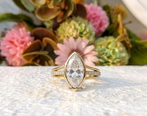 แหวนหมั้นเพชรโมอิสซาไนต์ทรงมาร์คีส์จาก Lurba Jewels ตัวเรือนทองคำแท้ 18K ประดับแบบ Bezel Set ดีไซน์วงแหวนแยกส่วน ประดับเพชรแบบ Pave Band สไตล์หรูหราสำหรับผู้หญิง - Product Image 1