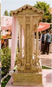 Columpio para ceremonia Haldi al aire libre, decoración para fiesta en la piscina, escenario para ceremonia Sangeet al aire libre, Jhula dorada, columpio temático de jardín magnífico, EE. UU. - Product Image 2