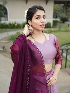 ชุดเลเฮนกาผ้าไหมอินเดียสำหรับงานแต่งงาน - งานปักดิ้นทองหนักแน่น พร้อมผ้าคลุมไหล่ผ้าแคนวาสและผ้าทวิลเน็ต - Product Image 3