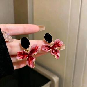 Boucles d'oreilles unisexes vintage plaquées or 14 carats avec nœud floral rose et rouge et clous ovales noirs pour mariage, fête et usage quotidien - Product Image 2