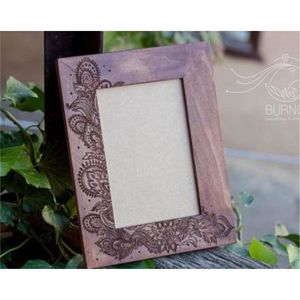 Cadre photo en bois gravé rustique |   Cadre photo style bohème au henné |   Décoration de bureau personnalisée en pyrogravure |   Cadre en bois sculpté de qualité supérieure - Product Image 1