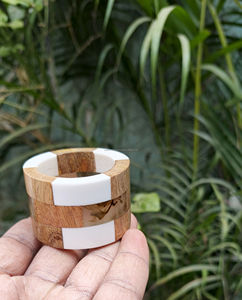 Porta Servilletas Decorativo Premium de Madera y Resina con Diseño Artístico Hecho a Mano, para Hogar Moderno, Restaurante - Product Image 2