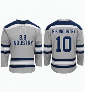 Camiseta de Hockey sobre Hielo Moderna en Gris Plateado para Hombre, Manga Larga, 100% Poliéster, Malla Transpirable, Corte Regular, Nombre del Equipo Impreso en la Parte Delantera y Trasera - Product Image 1