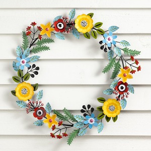 Couronne métallique vibrante avec des fleurs peintes colorées, des fougères vertes luxuriantes, des baies mélangées et des accents floraux fantaisistes pour la décoration - Product Image 1