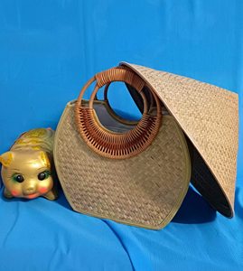 Sac en jonc de mer fabriqué à partir de fibres naturelles de jonc de mer pour porter à l'épaule et pour un style estival, fait main au Vietnam - Product Image 1