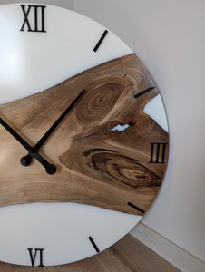 Reloj de Pared Moderno de Madera con Números Romanos y Detalles Verdes, Acabado Pulido, Reloj Decorativo para Sala de Estar, Oficina en Casa - Product Image 4