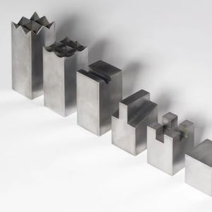 Piezas de ajedrez metálicas en un elegante soporte de tubo metálico, juego de ajedrez para coleccionistas, decoración de viaje, regalo. - Product Image 1