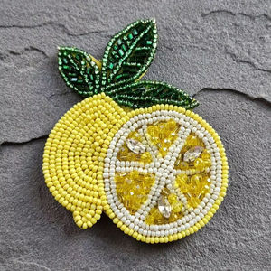 Broche Artesanal con Cuentas y Cristales, Detalles Florales, Accesorio Espiritual Elegante para Mujer, Ideal para Atuendos de Moda - Product Image 1