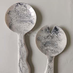 Cuillère de service artisanale pour salade, en résine noire, blanche et orange, motif vague, compatible lave-vaisselle, Artizon Studio - Product Image 4