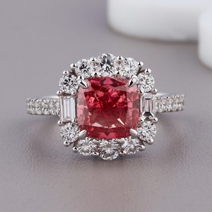 Bague de fiançailles en or 18 carats plaqué rhodium avec halo de diamants roses de laboratoire taille coussin certifiés IGI et bande pavée, idéale pour un cadeau d'anniversaire - Product Image 1