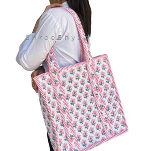 Sac fourre-tout matelassé en coton à imprimé léopard, fait main en Inde, pour femme, avec longue anse, motif estival, broderie à la main, porté épaule, hiver/printemps - Product Image 2