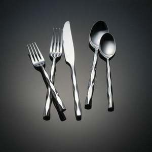 Juego de cubiertos metálicos clásicos diseñado para cenas formales con un brillo atemporal, calidad resistente y agarre cómodo. - Product Image 3