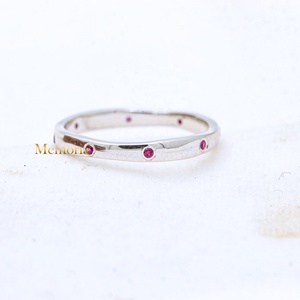 Anillo de Plata de Ley 925 con Rubíes Naturales Dispersos, Joyería Memoria, Venta al Por Mayor - Product Image 1