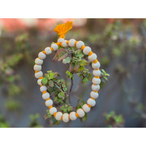 Auténtico Japa Mala de Tulsi con 28 Cuentas + 1 Cuenta Guru, Cuentas de Madera Blancas, Paquete a Granel de Sigma Exports para Cantar Mantras y Meditación - Product Image 1
