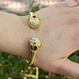 Pulsera ajustable de estilo boho, chapada en oro, con piedra lunar blanca natural y detalles de cuarzo amatista, diseño abierto frontal. - Product Image 2