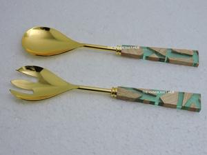 Juego de Servidores de Ensalada Dorados de Acero Inoxidable con Cuchara y Tenedor con Mangos de Bambú Natural, Elegantes - Product Image 3