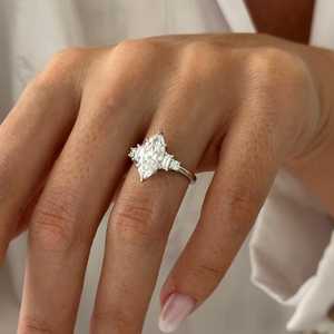 Anillo de Cinco Piedras con Moissanita Brillante de 2CT, Corte Marquesa, Plata 925 Original, Joyería Fina para Novia, Regalo para Esposa - Product Image 2