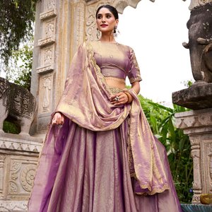 Robe de mariée ou de bal traditionnelle longue pour femmes, ornée de paillettes et de broderies en fil, style Lehenga Choli - Product Image 1