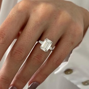 Bague tendance à trois pierres en diamant de laboratoire taille émeraude de 5 carats en or blanc 18 carats avec certification IGI pour fiançailles/mariage femme - Product Image 5
