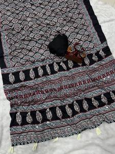 Sari en crêpe de soie doux avec imprimé Ajrakh et véritable travail de miroir, sari en crêpe de soie traditionnel imprimé Ajrakh, sari en crêpe de soie de créateur - Product Image 1