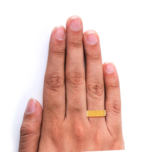 Bague en or texturé de qualité supérieure pour hommes, finition martelée classique, bijoux de mariage, fournisseur en gros de bagues en or - Product Image 2