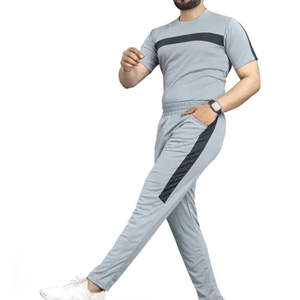 Conjunto deportivo para hombre, gris, con camiseta de manga corta y pantalones de chándal para entrenamiento. - Product Image 3
