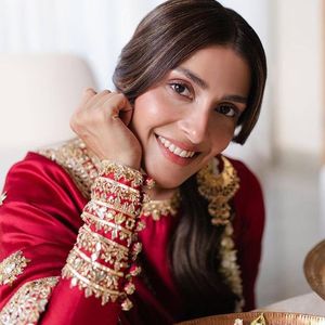 Conjunto de Kurta Tradicional de Algodón Rojo para Mujer con Cuello y Puños Bordados en Dorado, de Secado Rápido, Listo para Bodas, con Pantalones a Juego - Product Image 2