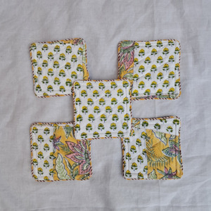 Sous-verres traditionnels personnalisés en tissu imprimé avec ourlet surpiqué, tapis matelassés en coton pour tasses à thé et café, ensemble de sous-verres pour table à thé - Product Image 1
