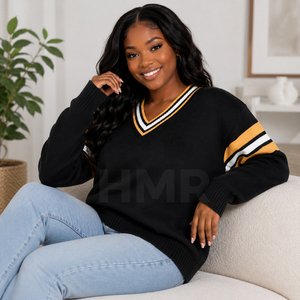 Pull décontracté HMR pour femme en acrylique, style preppy, à manches longues, avec rayures jaunes et blanches, idéal pour les sororités et les tenues universitaires. - Product Image 4