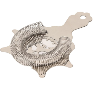 Passoire à cocktail ornée et plaquée argent, avec un design décoratif de bord festonné. Disponible au prix de gros. - Product Image 1