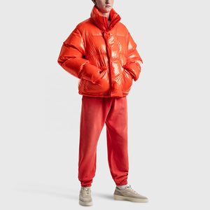 Veste matelassée rouge brillante sur mesure pour fabricant OEM, manteau d'hiver chaud en duvet, col montant, matelassage brillant, vente en gros - Product Image 3