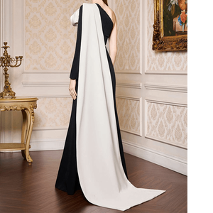 Vestido Arquitectónico Rosa Monocromático: Este llamativo vestido largo hasta el suelo con diseño vanguardista y minimalismo moderno. - Product Image 2