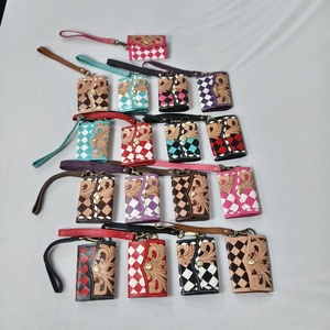 Monedero Pequeño de Cuero Genuino Hecho a Mano con Diseño de Diamantes Rosados, Correa para la Muñeca, Cierre de Botón a Presión, Cartera Multiusos - Product Image 5