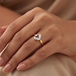 Anillo Clásico con Diamantes en Forma de Flor, Acabado en Oro con Piedra Redonda Brillante Cultivada en Laboratorio, Diseño Floral Pavé - Product Image 4