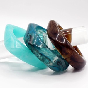 Bracelets en résine de style urbain, design moderne, faits à la main, prix d'usine en gros - Product Image 4