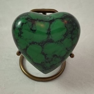 Urna Funeraria en Forma de Corazón Verde con Diseño de Hojas Doradas para Cenizas de Adultos, Urna Conmemorativa con Soporte Metálico - Product Image 2